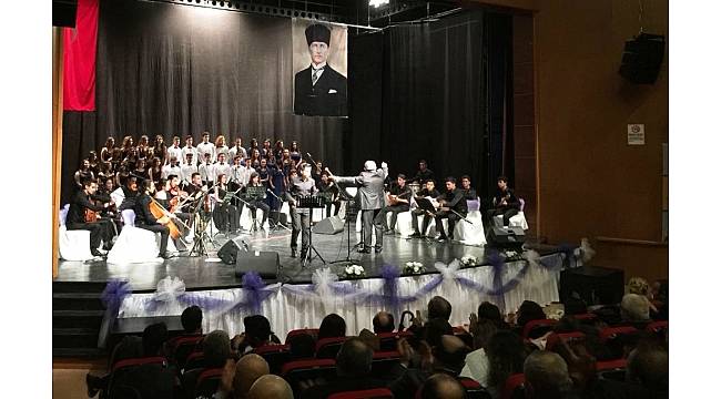 Liseli öğrencilerin Türk Halk Müziği konseri ilgi gördü