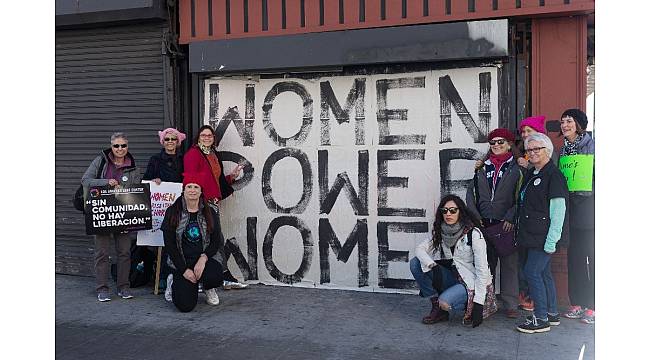 Los Angeles'ta kadınlar Donald Trump'ı protesto etti