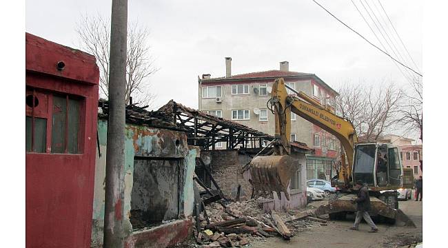 Madde bağımlılarının mesken tuttuğu binalar yıkıldı