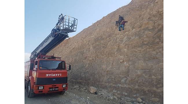 Mahsur kalan çocukları itfaiye kurtardı