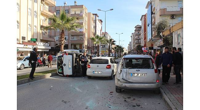 Manavgat'ta cipin çarptığı araç devrildi: 2 yaralı