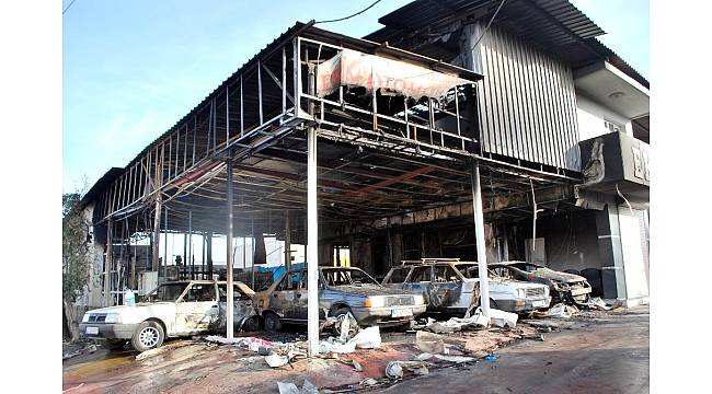 Manisa'da yangın 2 iş yerini kül etti