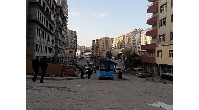 Mardin'de kamyonun çarptığı direk devrildi