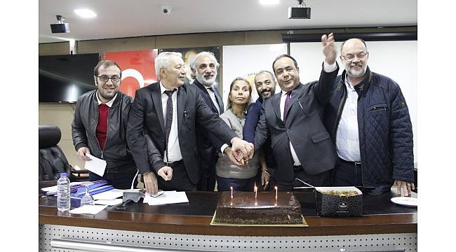 Meclis üyeleri gazetecilerle pasta kesti