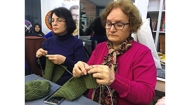 Mehmetçik için ilmek ilmek atkı, bere ördüler