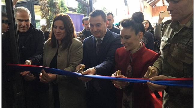 Mehmetçik Kosova'da down sendromlu çocukların yüzünü güldürdü