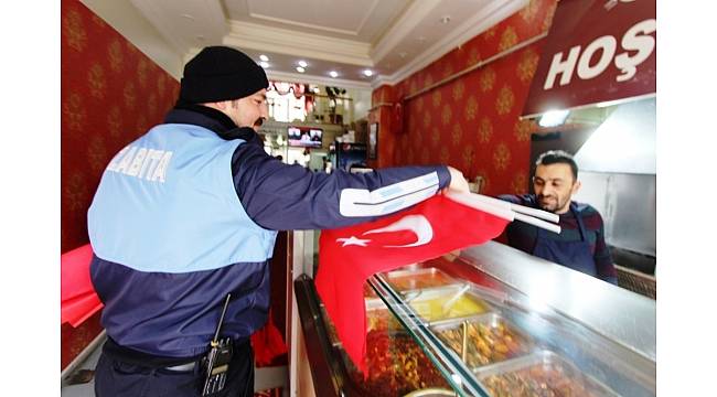 Mehmetçik'e destek için bayrak dağıtıldı