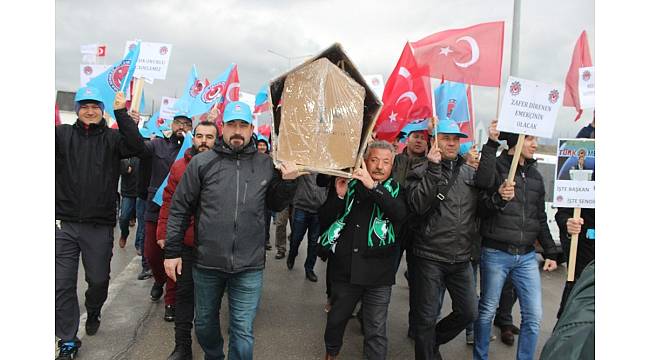 Metal işçilerinden tabutlu eylem