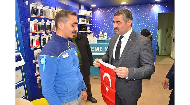 MHP esnaflara bayrak dağıtarak Afrin operasyonuna destek oldu