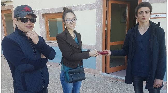 Minibüste bulduğu 10 bin lirayı Özbek turistlere teslim etti
