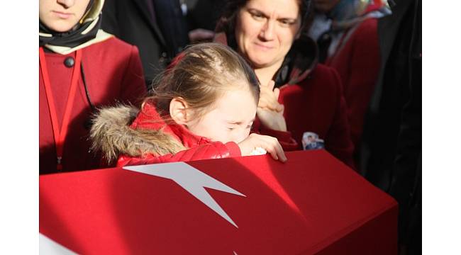 Minik Öykü'den şehit babaya son dokunuş