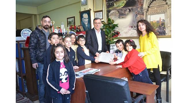 Minikler gazetecilik mesleğine özendi