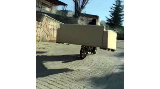 Motosikletle çekyat taşıdı