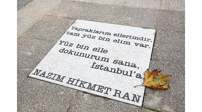 Nazım Hikmet'in şiirleri Kadıköy sokaklarında