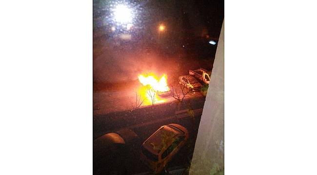 Niğde'de otomobil alev alev yandı