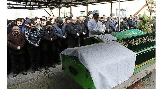 Nişan dönüşü kazada hayatını kaybeden anne kız son yolculuğa uğurlandı