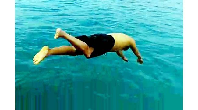 Okul müdürü &quot;Memleket isterim&quot; şiirini okuyarak buz gibi havada denize atladı