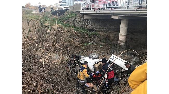 Otomobil dere yatağına uçtu: 2 ölü
