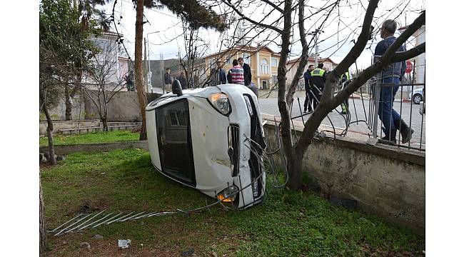 Otomobil evin bahçesine uçtu