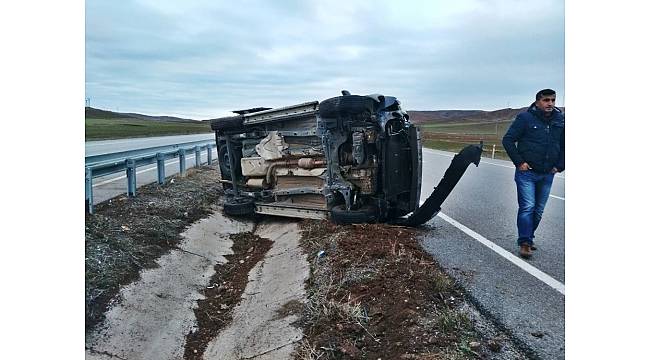 Otomobil su kanalına devrildi: 3 yaralı