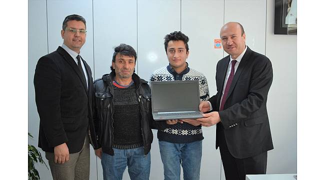 Özel vatandaşa laptop jesti