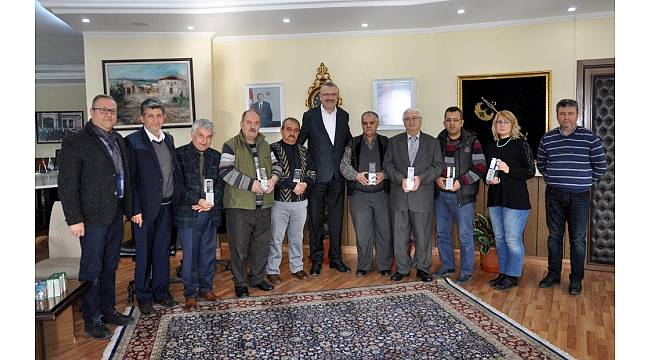 Özkan'dan kunduracılara plaket