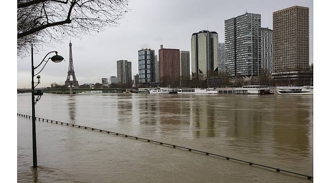 Paris'in sembolü Seine Nehri taştı
