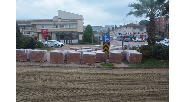 Parke taşları yenileniyor