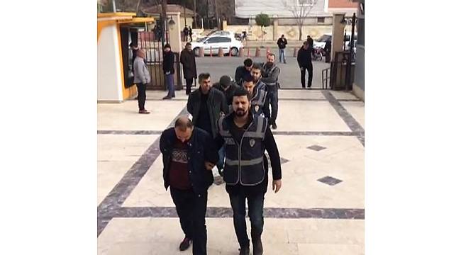 Polis kılığına giren 3 kişi yakalandı