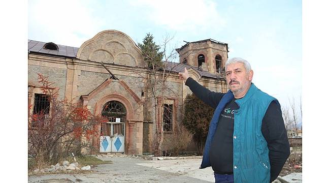 Rus Ortodoks Kilisesi&#39;nin çatısında çam ağacı çıktı