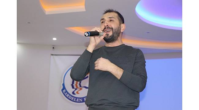Şarkıcı Ersan Er Kardelen Koleji öğrencileriyle buluştu