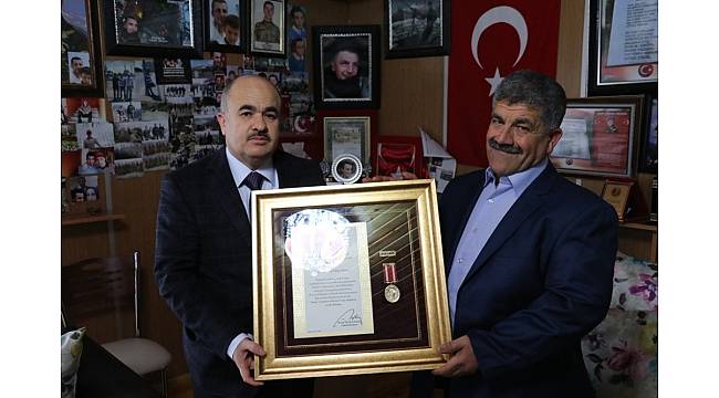 Şehit babasına devlet övünç madalyası ve beratı verildi