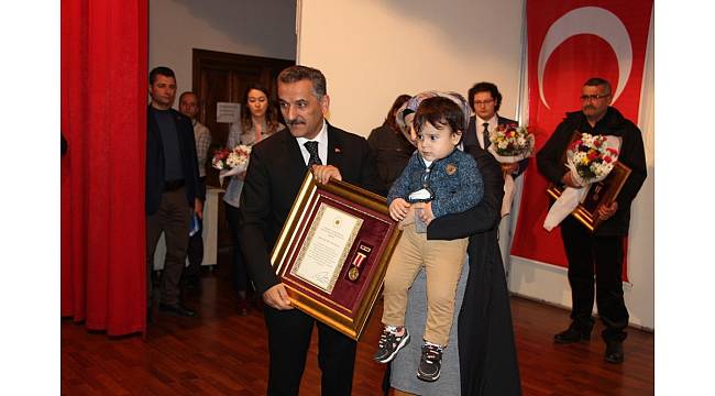 Şehit yakınları ve gazilere Devlet Övünç Madalyası
