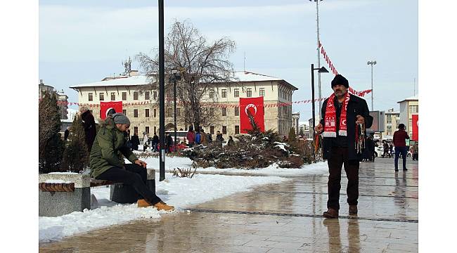 Seyyar satıcı bir günlük kazancını Mehmetçik Vakfı'na bağışladı