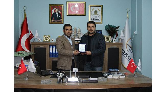 Silopili STK'lardan İHA muhabirine plaket