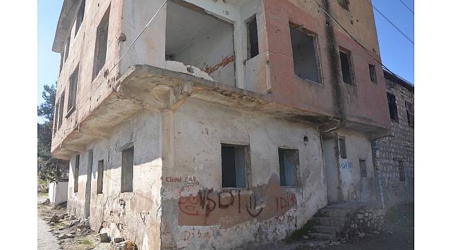 Silvan&#39;da uyuşturucu müptelaları metruk binaları mesken tuttu