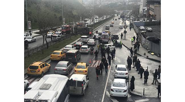 Şişli&#39;de çöp kamyonu 3 araca çarparak devrildi: 1 yaralı