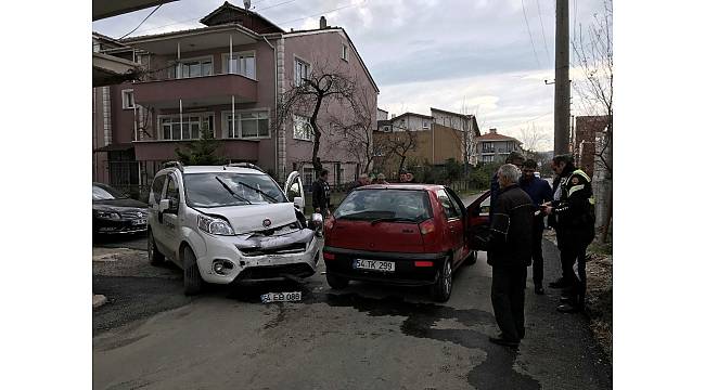 Sokak arasında iki araç kafa kafaya çarpıştı: 2 yaralı