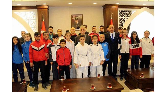 Sporculardan Vali Toprak'a ziyaret