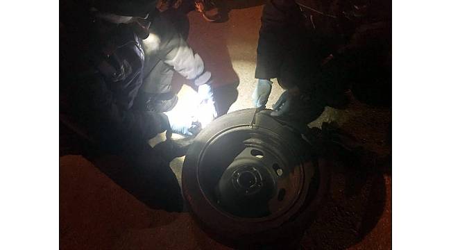 Stepne içinde 1,5 kilo esrar ve ruhsatsız tabanca çıktı