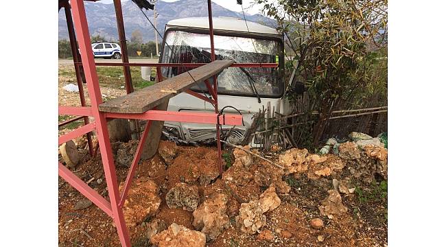 Suriyeli işçileri taşıyan minibüs kaza yaptı: 13 yaralı