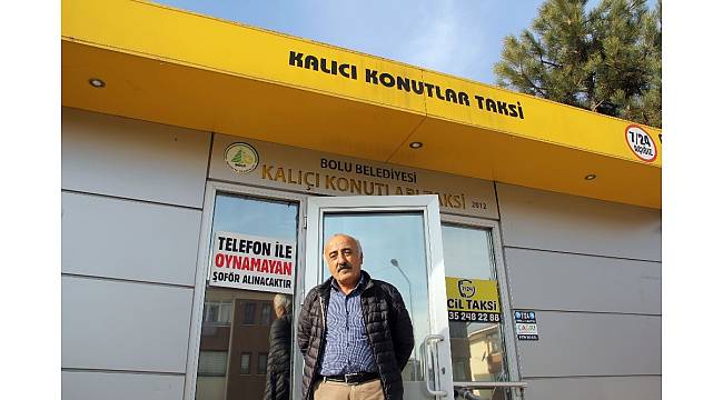 Taksi durağına &#39;telefonla oynamayan şoför&#39; ilanı astılar