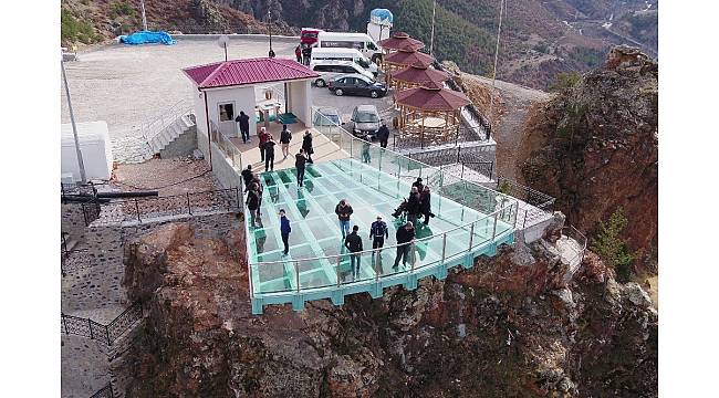 Torul Kalesi cam seyir terası büyülüyor