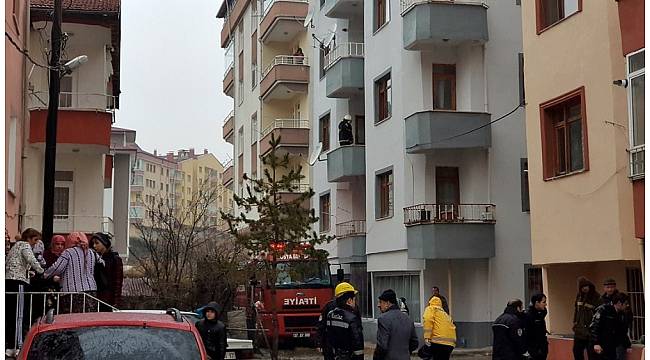 Tosya'da 3 katta çıkan yangında yaşlı adam pencereden atladı