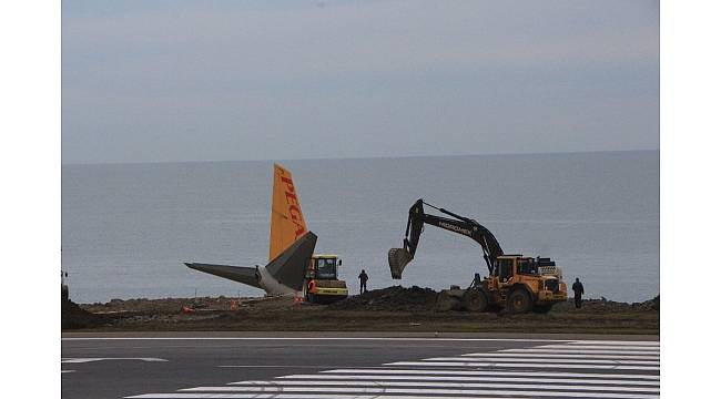 Trabzon'da pistten çıkan uçağı bulunduğu alandan çıkaracak vinçler geldi