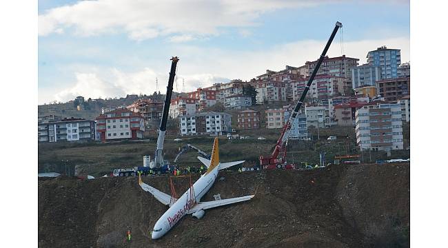 Trabzon'da pistten çıkan uçağı kurtarma çalışmaları denizden görüntülendi