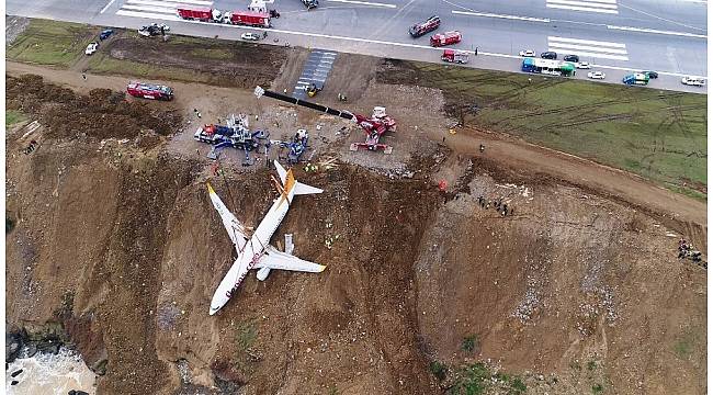 Trabzon'da pistten çıkan uçağın bulunduğu yerden vinçlerle kaldırılmasına başlandı