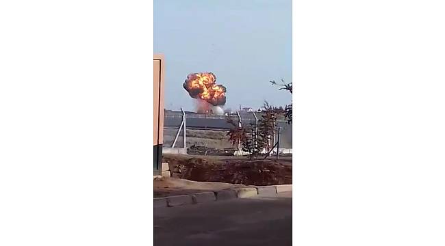 Türk tankı, teröristlerin mevzi kazan iş makinesini vurdu