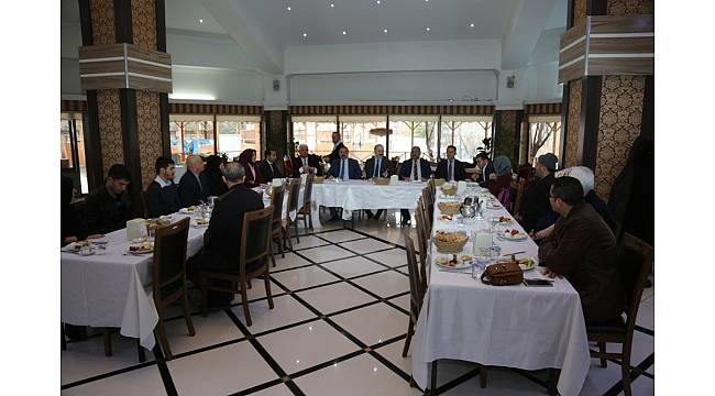 Tuşba Belediyesi, dereceye giren öğrencileri umreye uğurladı