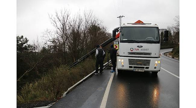 Uçuruma yuvarlanan arabadan burunları bile kanamadan çıktılar